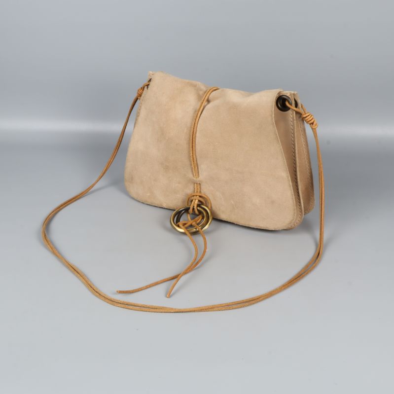 Beige axelremsväska i mocka från sidan med snörade detaljer