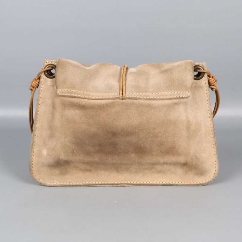 Baksida av beige mockaväska med sömmar 