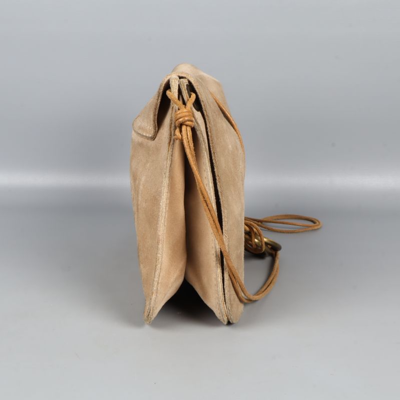  Profil av beige mockaväska