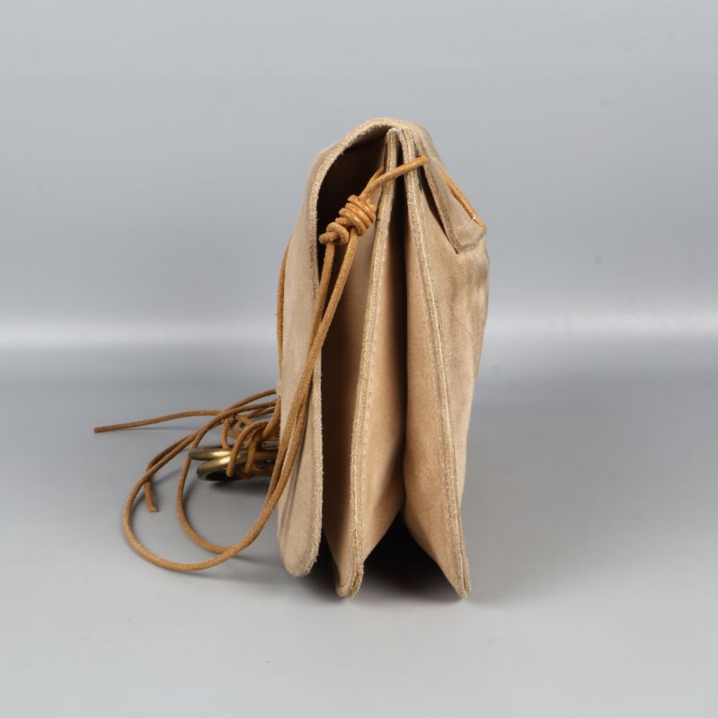 Beige mockaväska visad från sidan