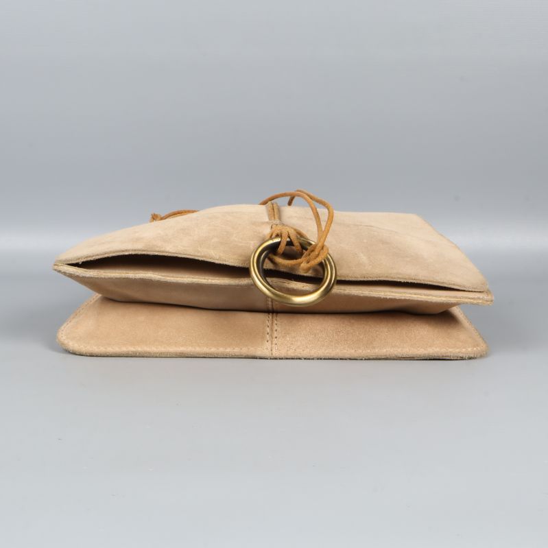 Beige axelremsväska liggande med guldring framtill