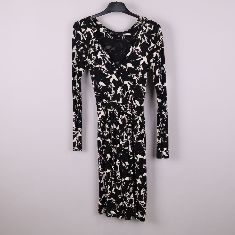 Svartvit mönstrad klänning med lång ärm framifrån