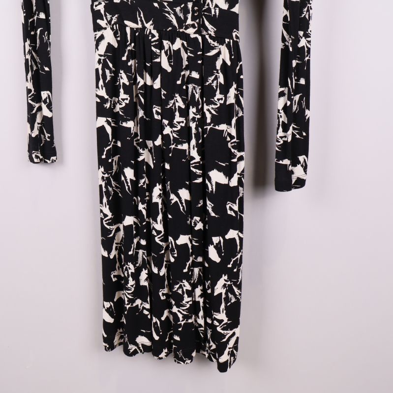 Nedre delen av svartvit mönstrad klänning