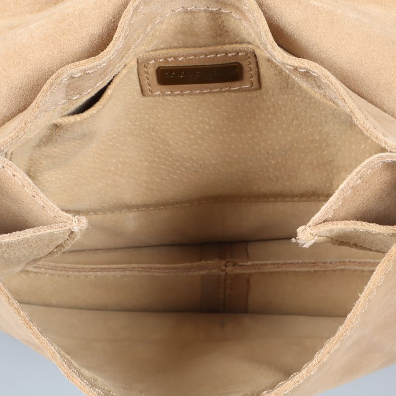 Insida av beige axelremsväska med flera fack