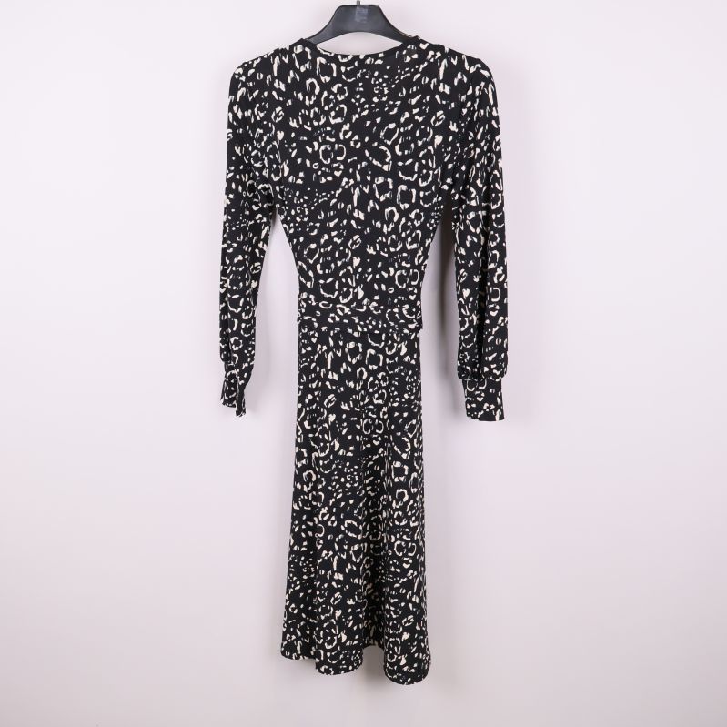 Leopardmönstrad klänning bakifrån 