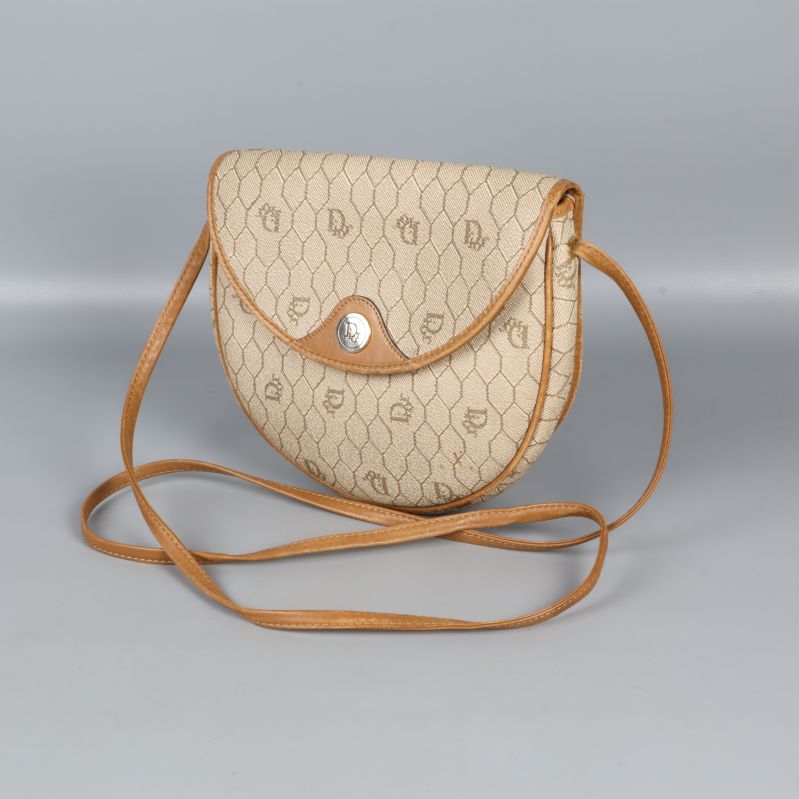 Beige axelremsväska med långt band fotad framifrån