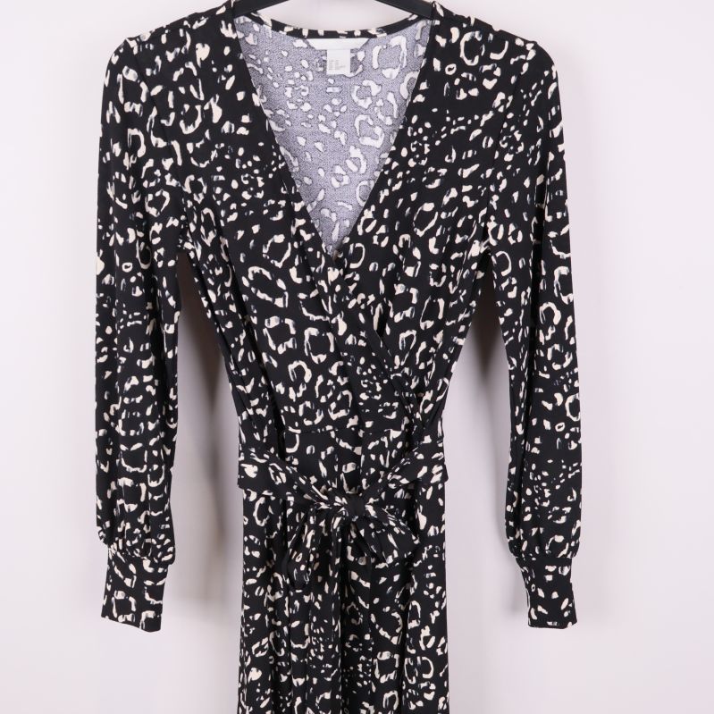 Närbild på överdelen och ärmarna med leopardmönster