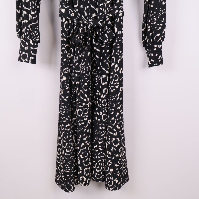 Närbild på kjoldelen av klänningen med tydligt leopardmönster