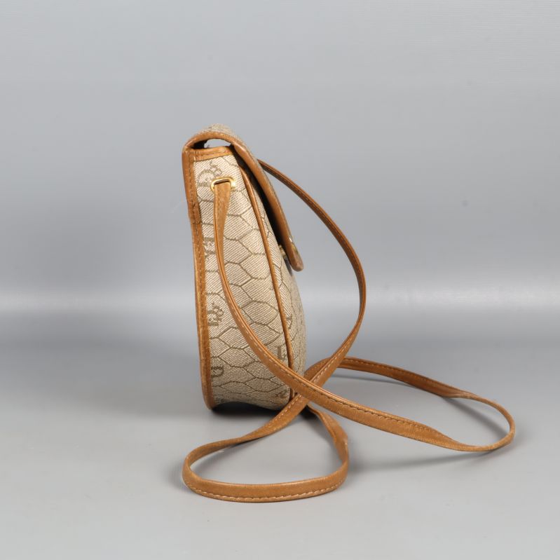 Sidovy åt andra hållet på beige väska med hexagonmönster