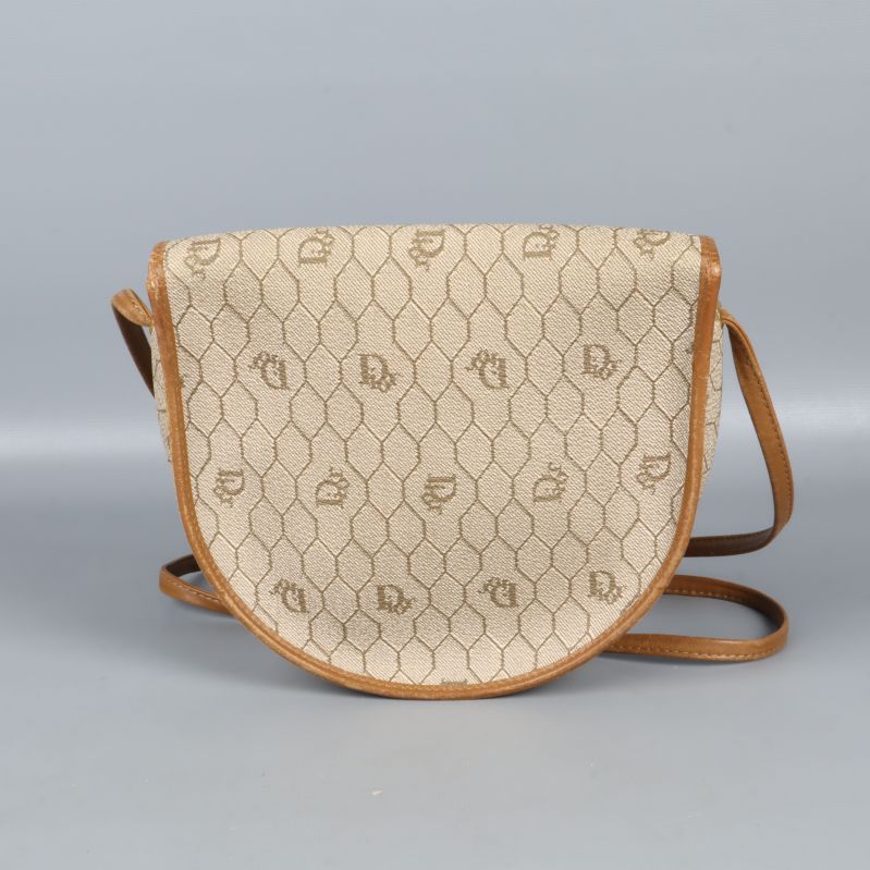 Baksidan av beige axelremsväska med monogram