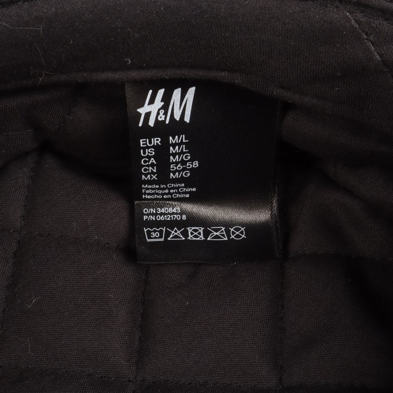 Storleksetikett och tvättråd från H&M insida keps