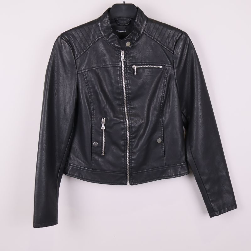 Svart bikerjacka framtill med dragkedjor och tryckknappar