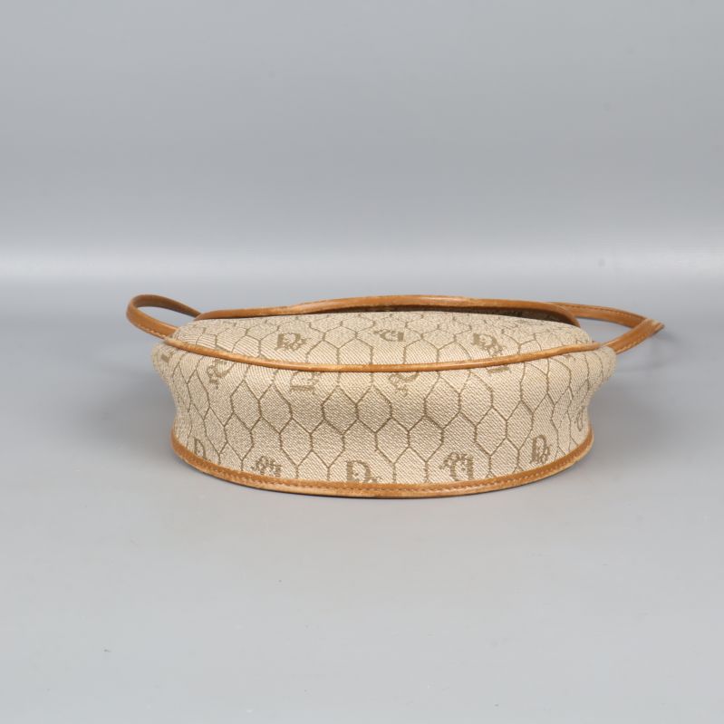 Bottensida av väska med runda former och monogram