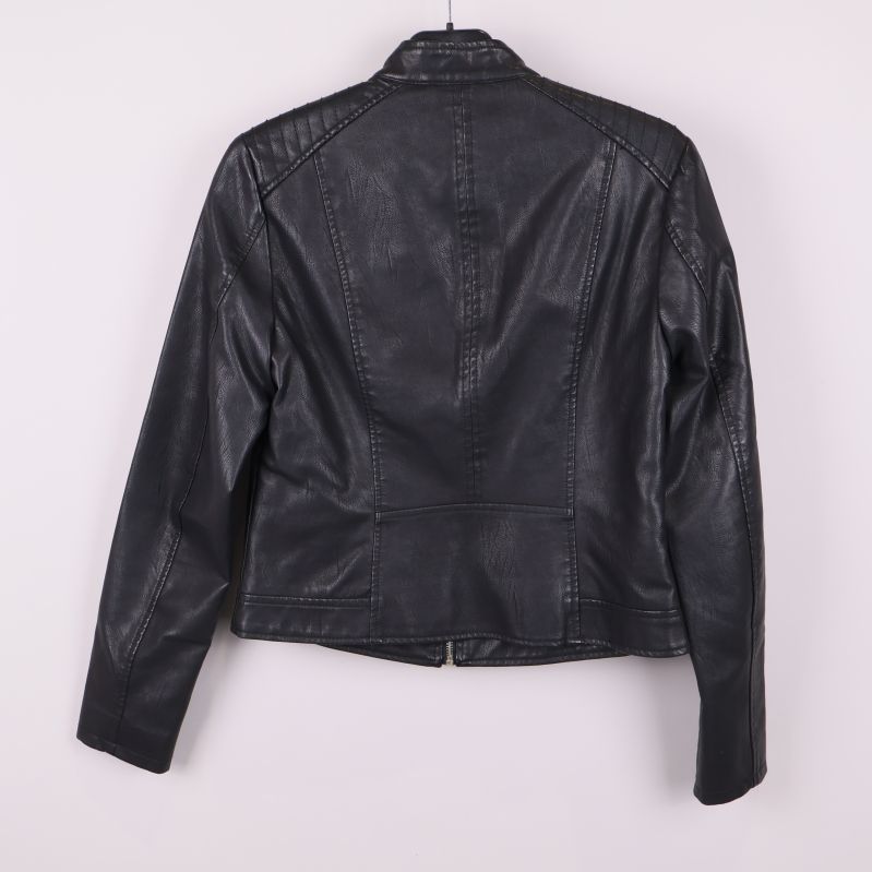 Svart jacka bakifrån med markerade sömmar och enkel design