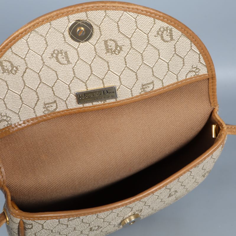 Väskans insida med brunt foder och metallskylt