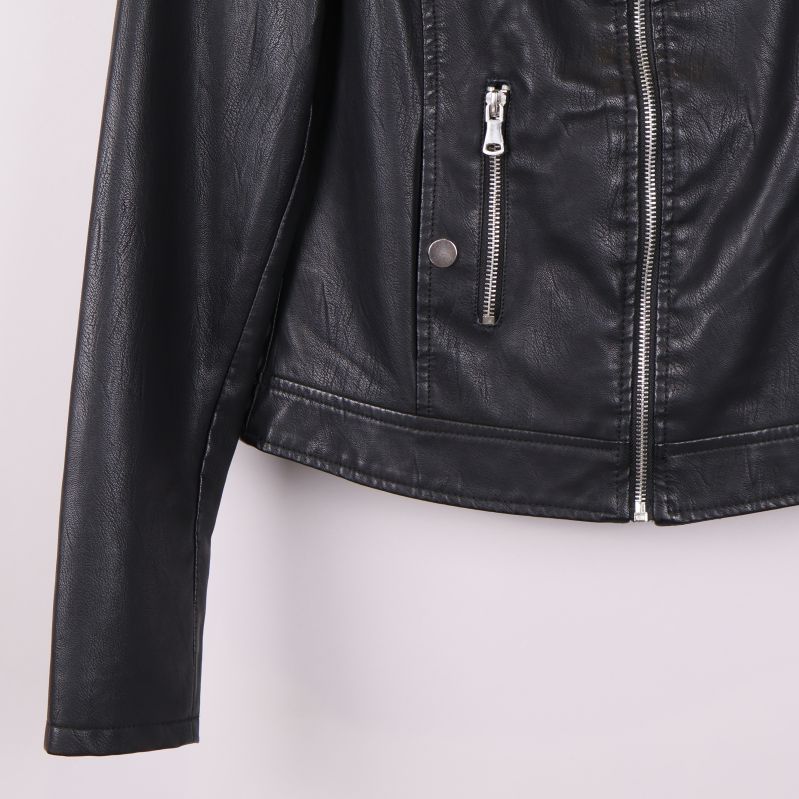 Nederdel och ärm med dragkedja på svart jacka