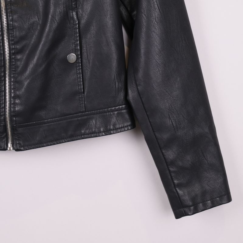 Ärmslut och del av ficka på svart jacka