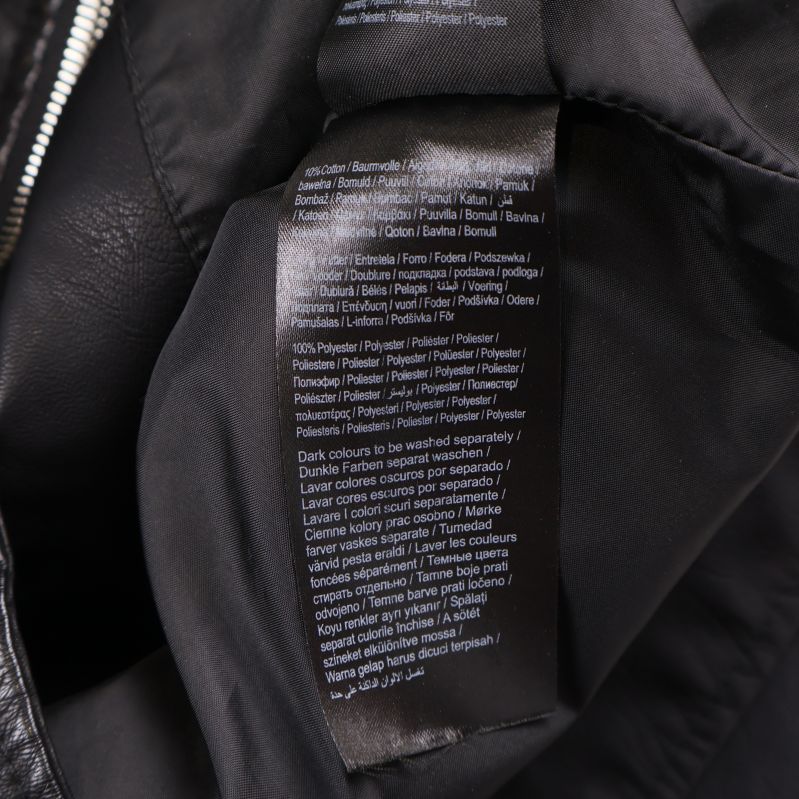 Materiallapp med information inuti jackan