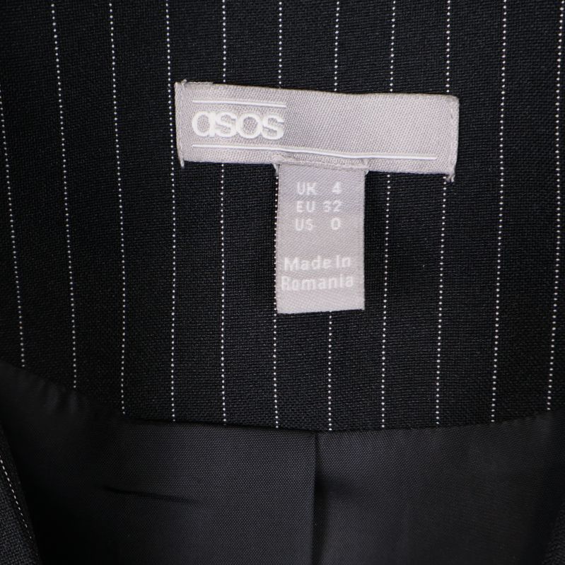storleksetikett på insidan av svart randig kavaj från asos