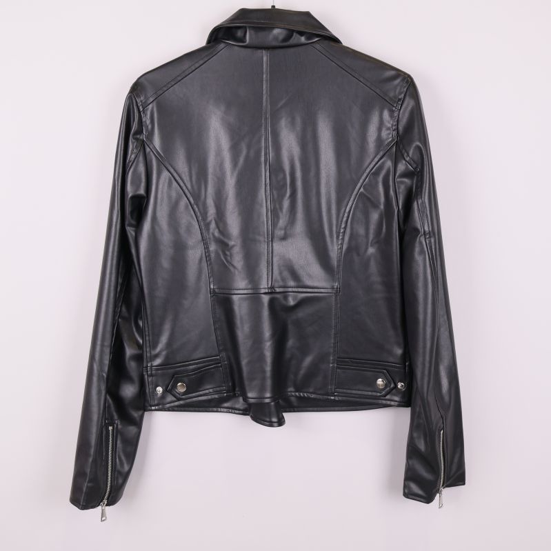 Baksidan av svart bikerjacka med söm- och knappdetaljer