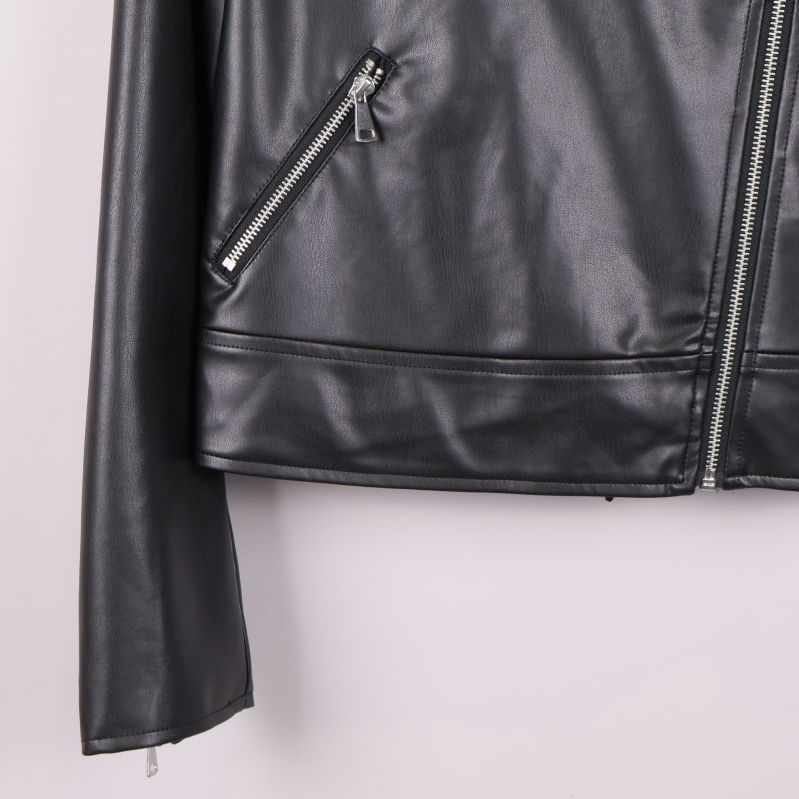 Nedre högra delen av svart jacka, ficka med dragkedja