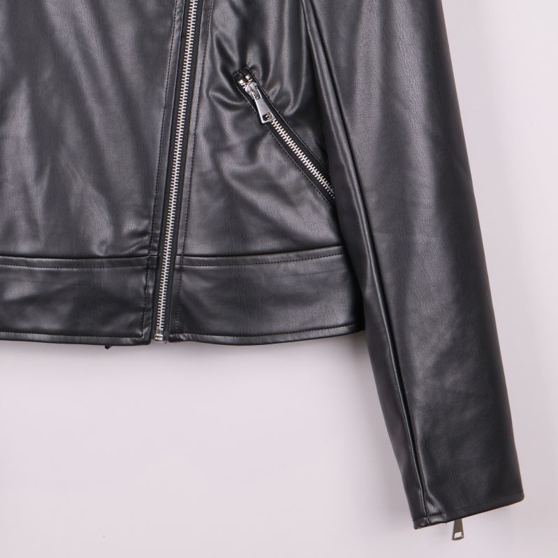 Nedre vänstra ärmen och ficka med dragkedja på jacka