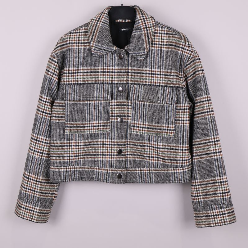 Rutig jacka framifrån med stora fickor och tryckknappar