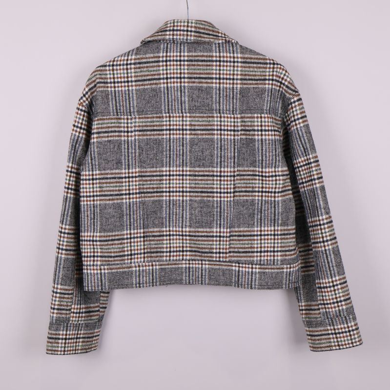 Rutig jacka bakifrån med tydligt rutmönster