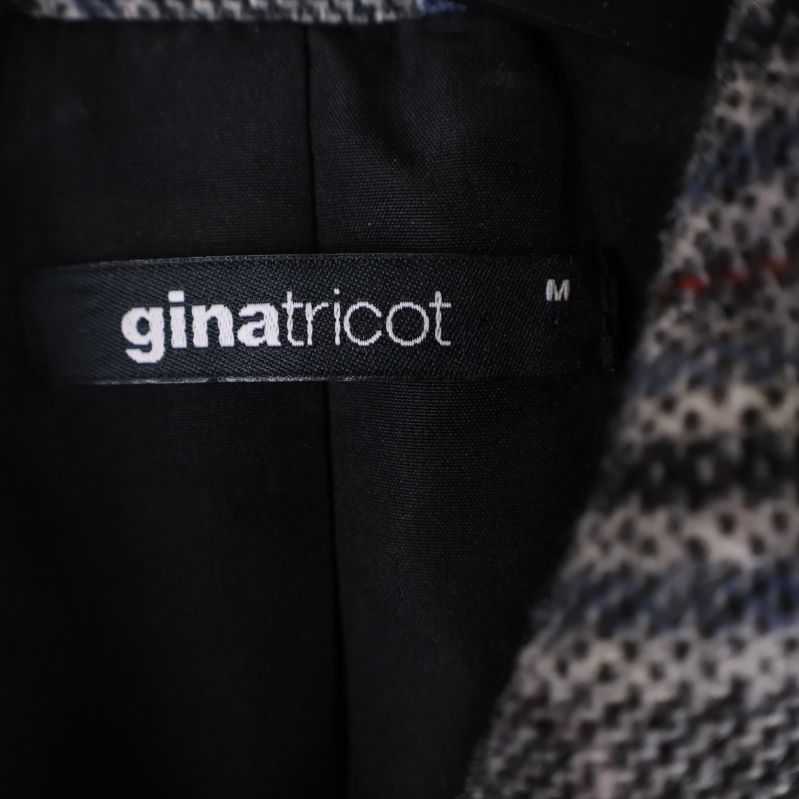 Närbild på svart innertyg och gina tricot etikett