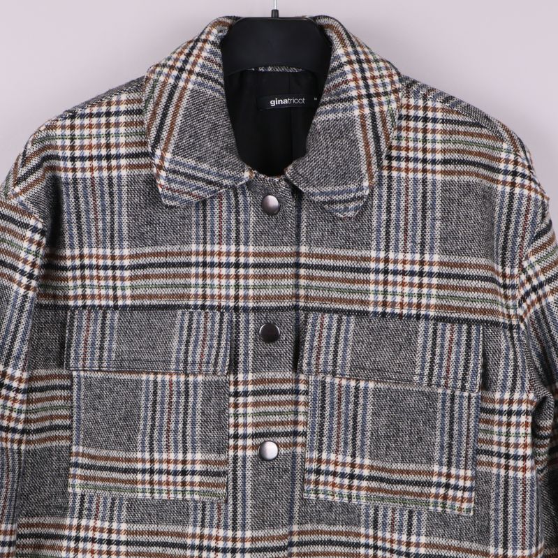 Närbild på jackans framstycke och detaljer