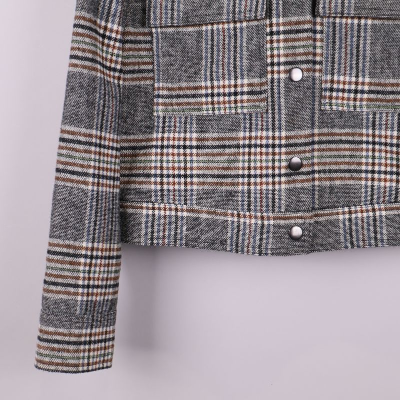 Jackans nederdel med rutigt tyg och tryckknappar