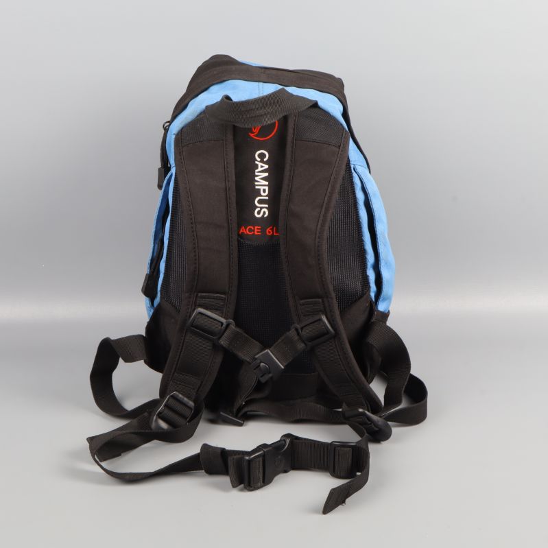 Ryggsäckens baksida med bärrem och vadderade axelband