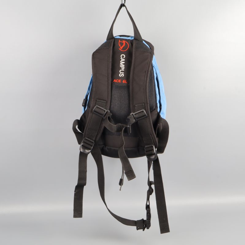 Ryggsäckens baksida med märketext och kraftiga spännen