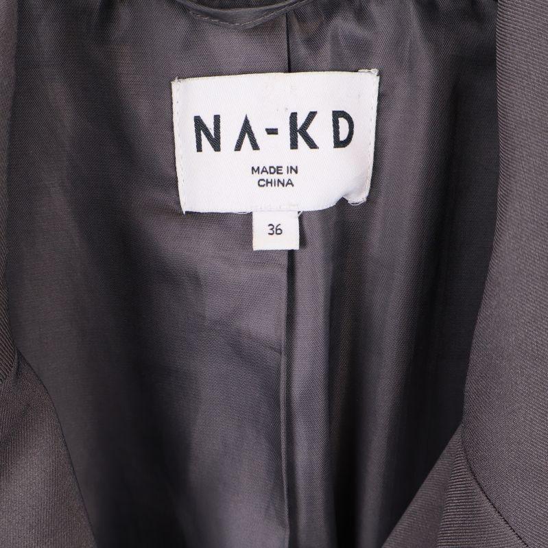 NA-KD logotyp och storlek 36 på etikett inuti kavajen