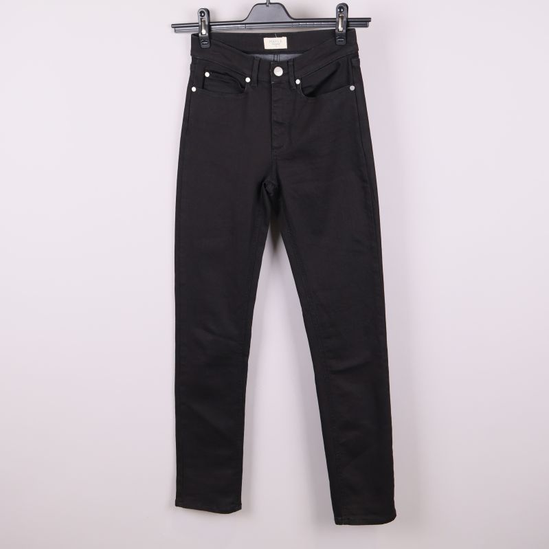 Svarta jeans framifrån