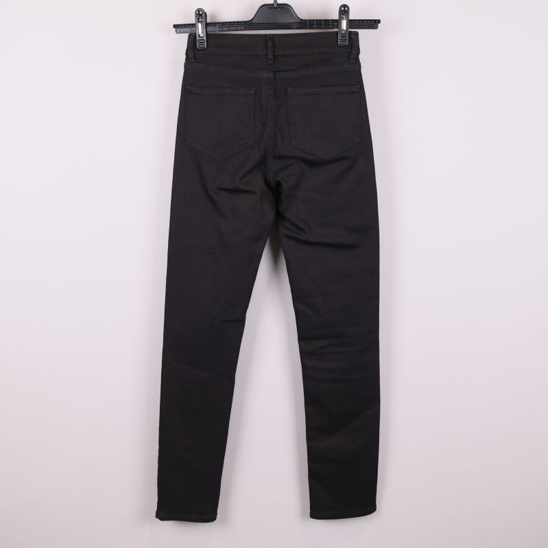 Svarta jeans bakifrån 