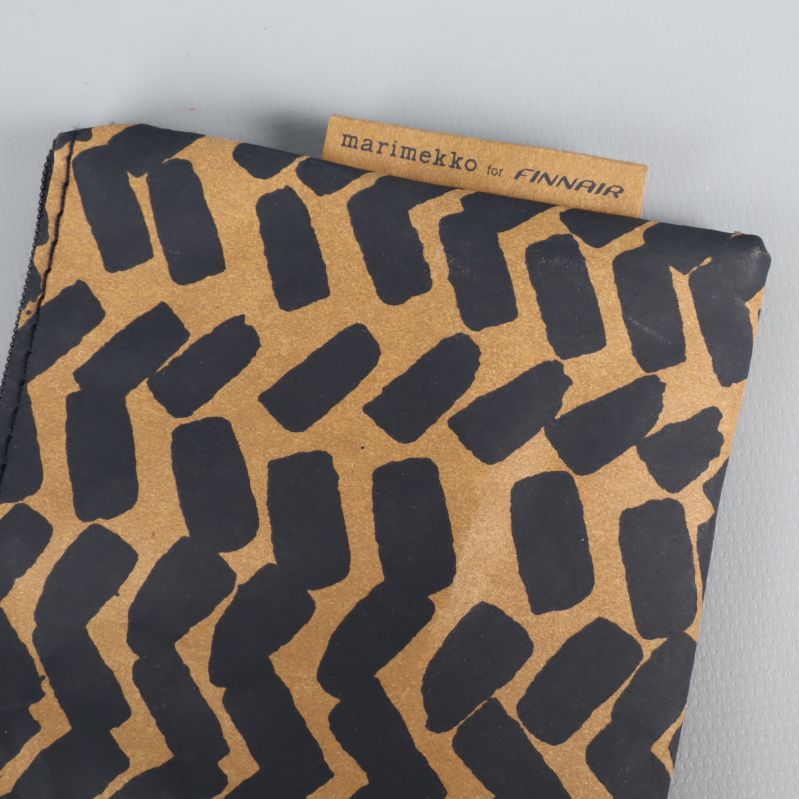 Närbild av etikett med texten marimekko for Finnair