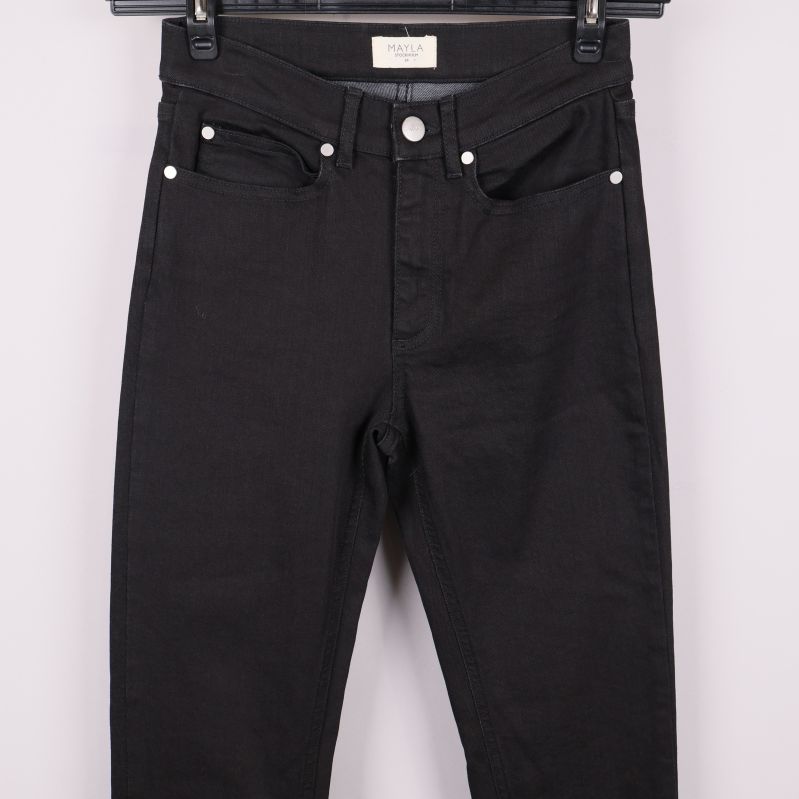 Närbild på midja och övre delen av svarta jeans