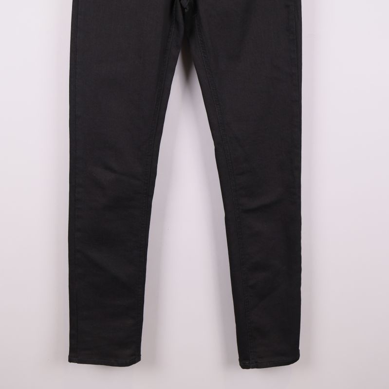 Närbild på benens nedre del och avslut på svarta jeans