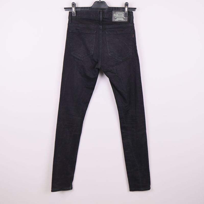 Svarta skinny jeans upphängda bakifrån med bakfickor