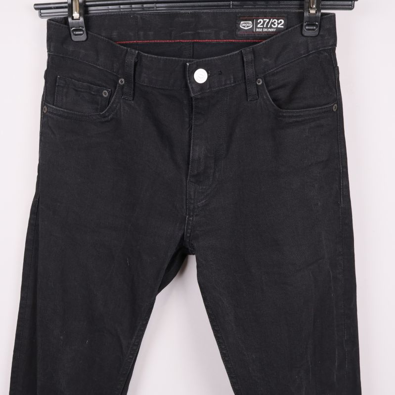 Framsidan av jeans överdelen med fickor och knapp