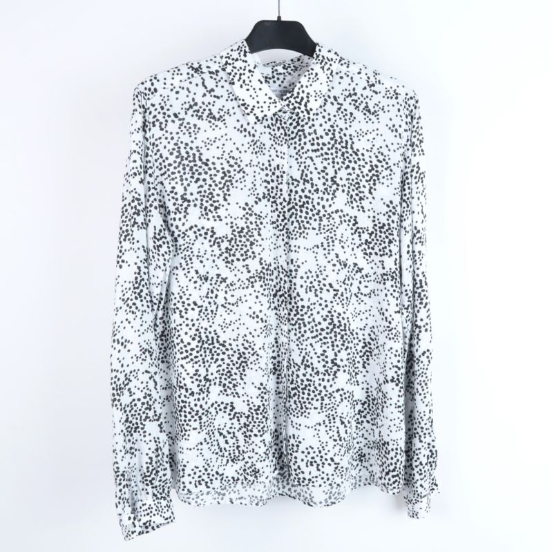 Framifrån bild av prickig skjorta med långa ärmar