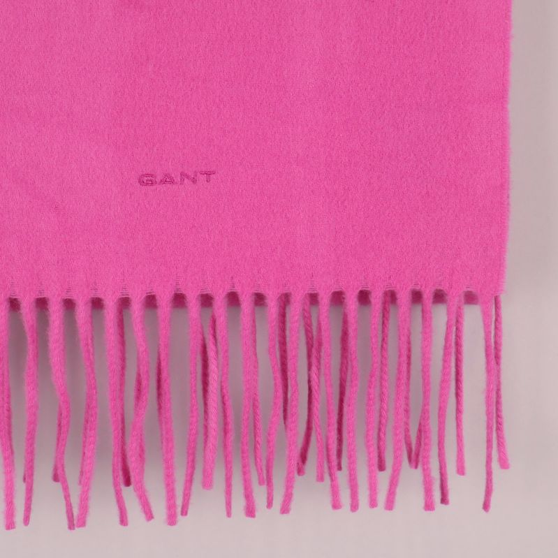 Närbild på rosa halsduk med broderad GANT-logga