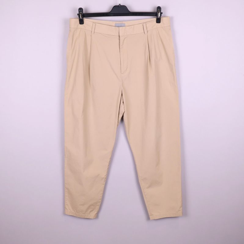 Framsidan av beige byxa med klassisk design