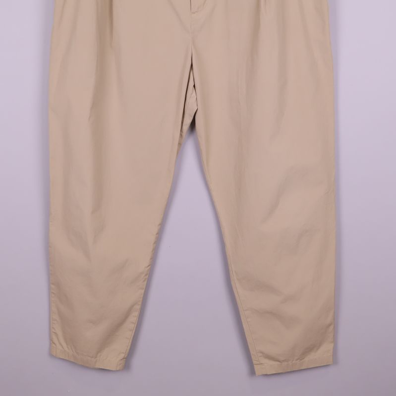 Nedre delen av beige byxa med avsmalnande ben