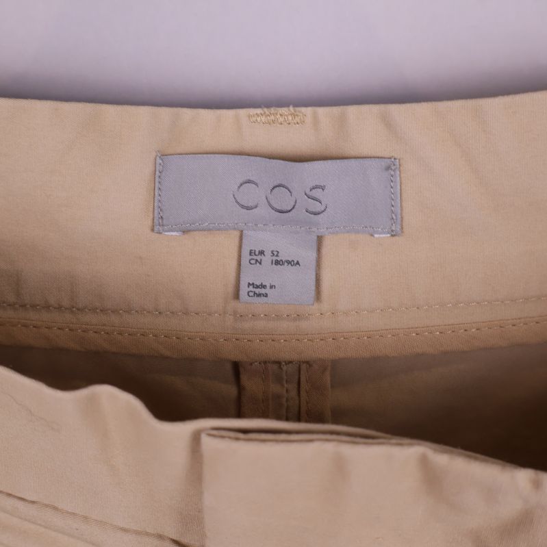 COS etikett inuti beige byxa