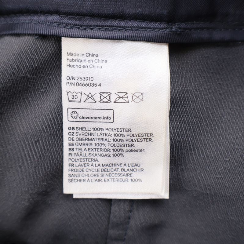 Material- och tvättrådsetikett med information om polyester