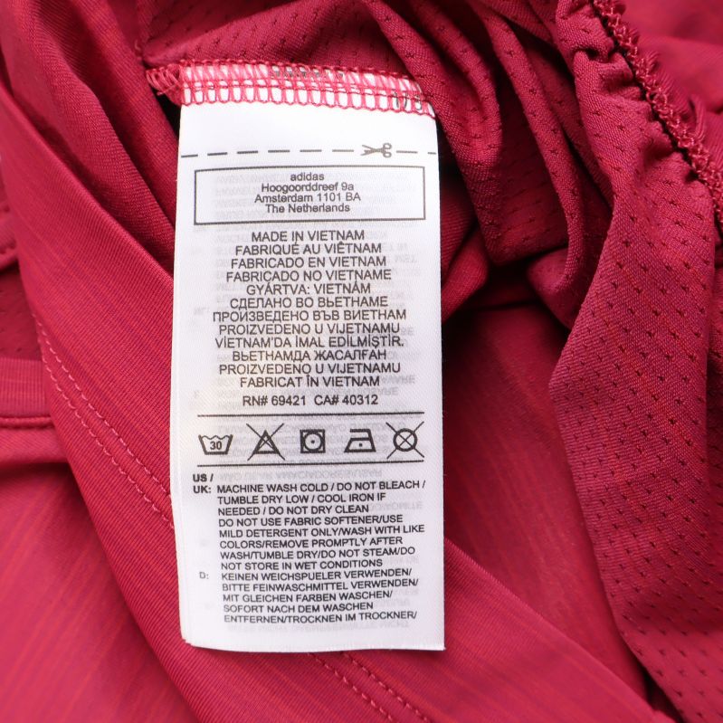 Tvättrådsetikett invändigt med materialinformation och vårdsymboler