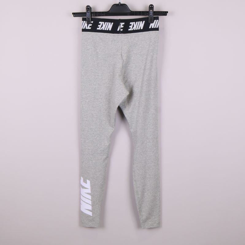 Baksida av grå leggings med vit Nike-logga på benet