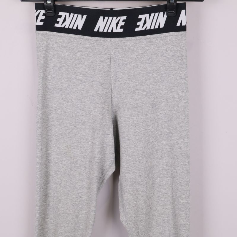 Detaljbild på midja med Nike-logotyp på leggings